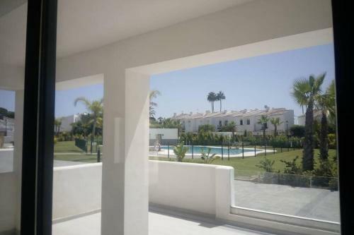 Palms Beach - Brand New Luxury Beachside Apartment