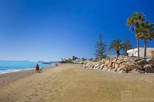 Palms Beach - Brand New Luxury Beachside Apartment
