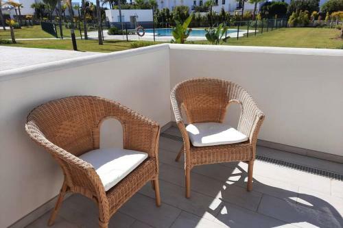 Palms Beach - Brand New Luxury Beachside Apartment