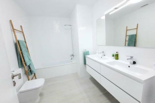 Palms Beach - Brand New Luxury Beachside Apartment