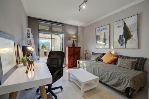 Acosta- Incredible Designer's Terraced Flat