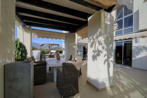 Acosta- Incredible Designer's Terraced Flat