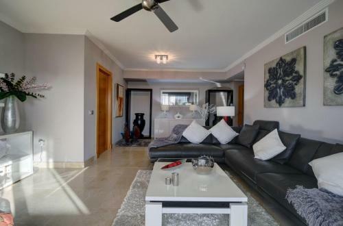 Acosta- Incredible Designer's Terraced Flat