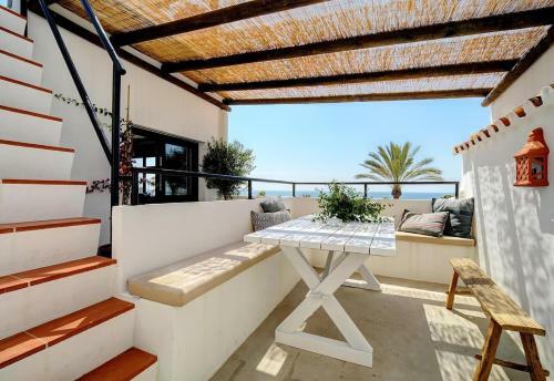 Renovated Townhouse San Roque 85