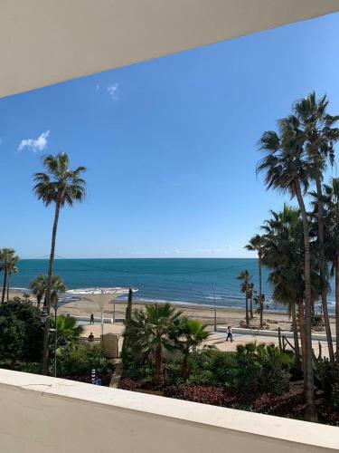 Apartamento En Primera L�nea De Playa En Estepona