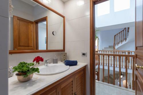 Villa The Yellow House Climatized Pool - Solarium - Parking