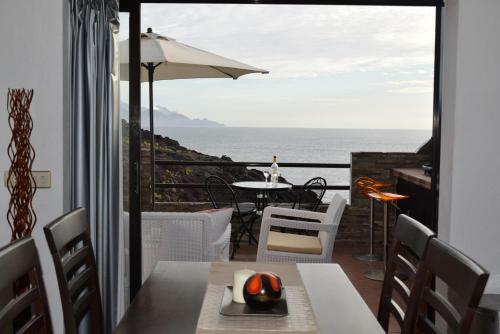 North Cliff Apartment *the Ocean Beneath Your Feet*
