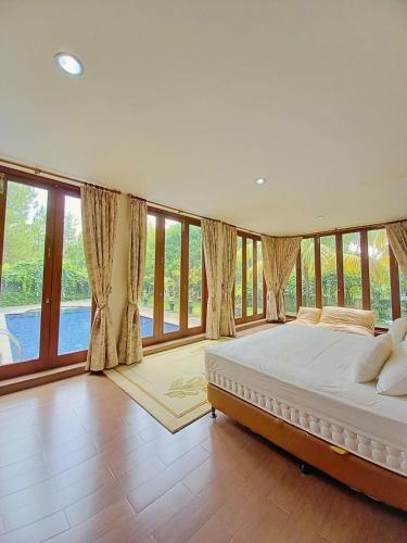 Villa Muslim Yuni Syahla Holiday Home