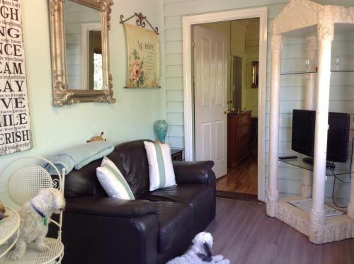 Must Love Dogs B&B & Self Contained Cottage