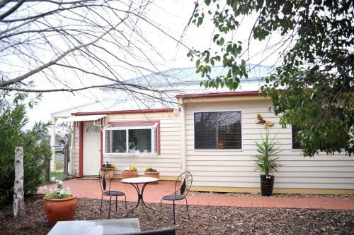 Must Love Dogs B&B & Self Contained Cottage
