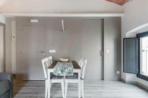 Revitalized Downtown Apartment In Historical Building