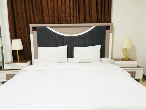 Oyo 122 Majestic Hotel