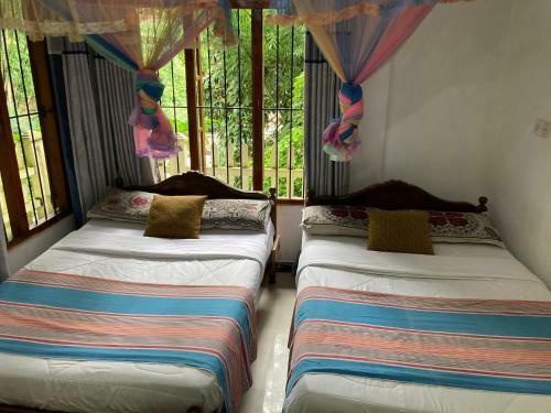 Hostal Rock Side River View