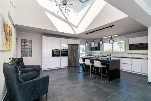 Top Renovated Villa With Sea-view And Heated Pool