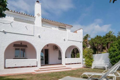 049 - Modern & Spacious Holiday Villa With Private Pool
