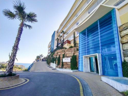 Hig- Modern Apartment Stunning Views, Next To Beach