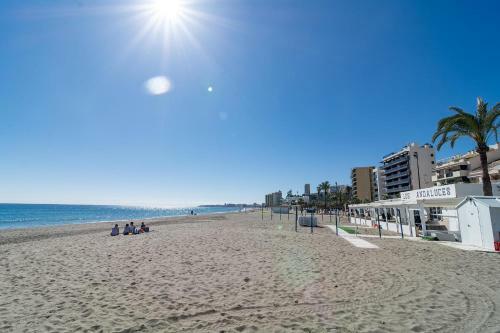 Hig- Modern Apartment Stunning Views, Next To Beach