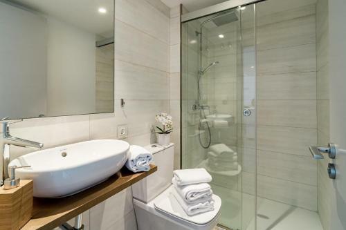 Hig- Modern Apartment Stunning Views, Next To Beach