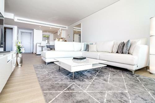 Hig- Modern Apartment Stunning Views, Next To Beach