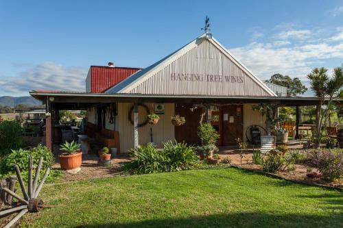 Lodge Hanging Tree Wines