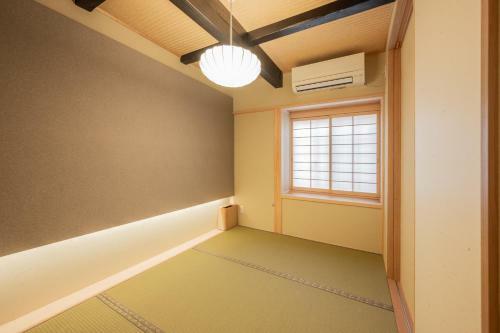 ? ?? Izumi Higashiyama