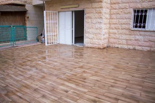 Beautiful 2 Bedroom Garden Apartment