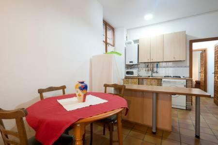 Charming, Spacious Albayzin Apartment