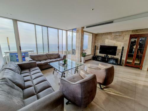 Sea & Sky Apartment 275 M2 Dbaye