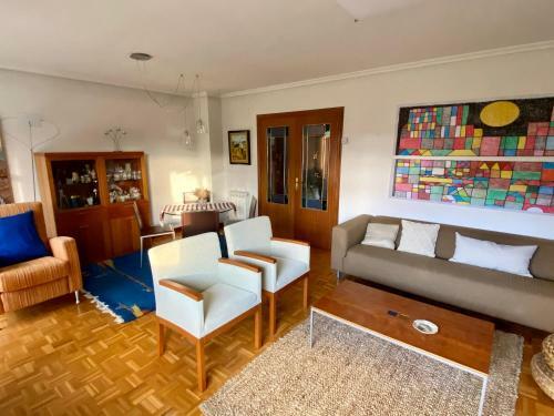Chalet En Urbanizaci�n Con Piscina