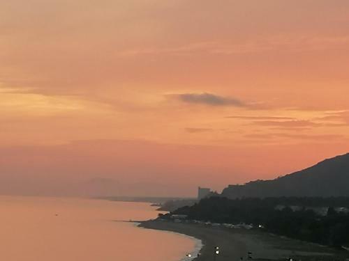 Apartamento Con Terraza, Vistas Playa Y Monta�a