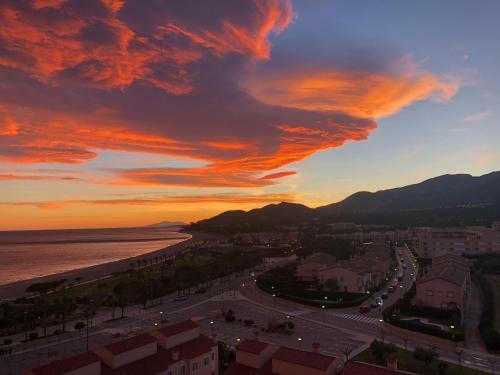 Apartamento Con Terraza, Vistas Playa Y Monta�a