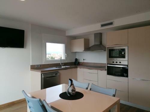 Apartamento Con Terraza, Vistas Playa Y Monta�a