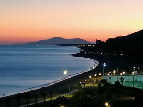 Apartamento Con Terraza, Vistas Playa Y Monta�a