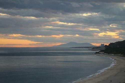 Apartamento Con Terraza, Vistas Playa Y Monta�a