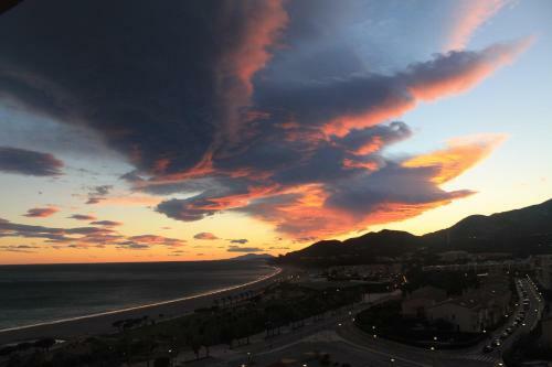 Apartamento Con Terraza, Vistas Playa Y Monta�a