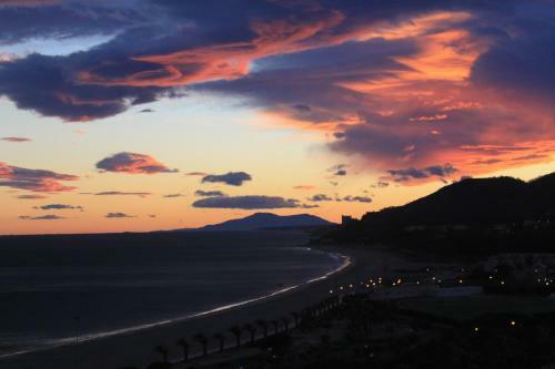 Apartamento Con Terraza, Vistas Playa Y Monta�a