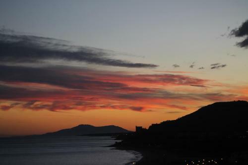 Apartamento Con Terraza, Vistas Playa Y Monta�a