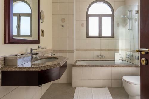 Chic 5br Villa With Private Pool On Palm Jumeirah