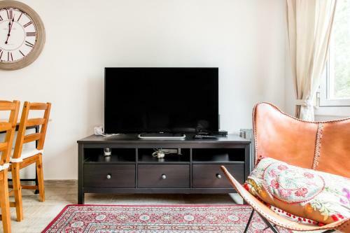 Cozy Apartment With Splashes Of Color