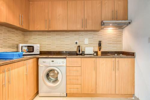 Studio Apartment In Lincoln Park A By Deluxe Holiday Homes