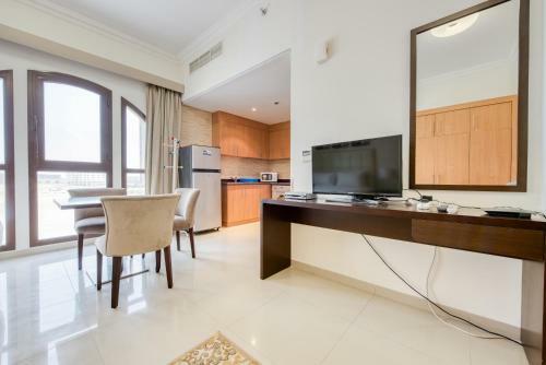 Studio Apartment In Lincoln Park A By Deluxe Holiday Homes