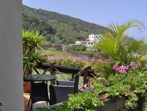 Apartment Mit Privatem Balkon Und Meerblick Im Rustikalen Stil
