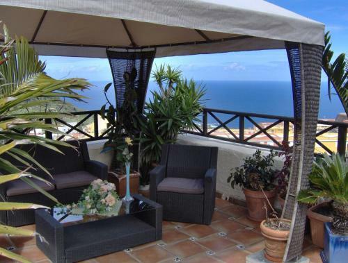 Apartment Mit Privatem Balkon Und Meerblick Im Rustikalen Stil