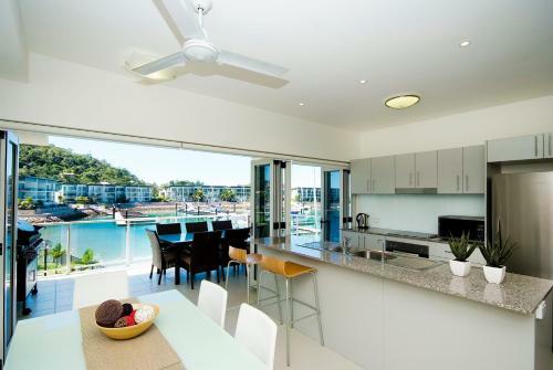 Aparthotel Beachside Magnetic Harbour Apartments