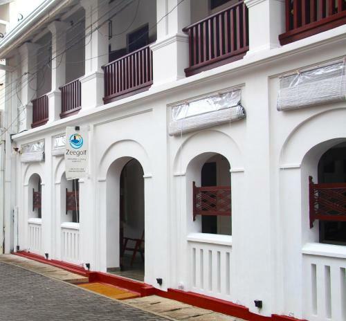 Hostal Zee Golf Affordable Luxury