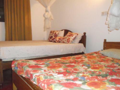Hostal White Flower Gust Hose In Unawatuna