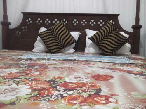 Hostal White Flower Gust Hose In Unawatuna