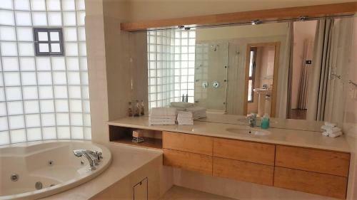 Villa Loft With Pool 20m Length Heated , 300m From Sea