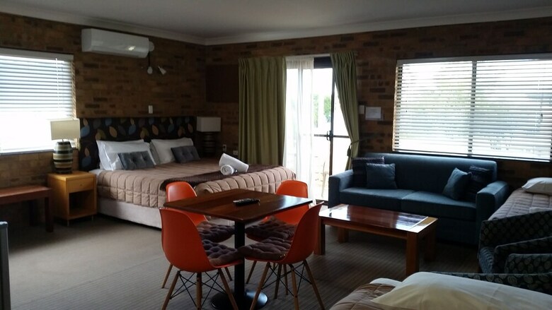 Hawks Nest Motel