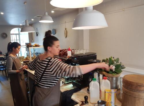 Bed & Breakfast Apple Annies Bakery, Cafe And Accommodation